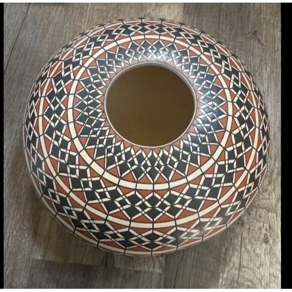 Handcrafted Acoma Pueblo Pottery Vase By Juana Ledezma Veloz Mata Ortiz pottery - Picture 3 of 9